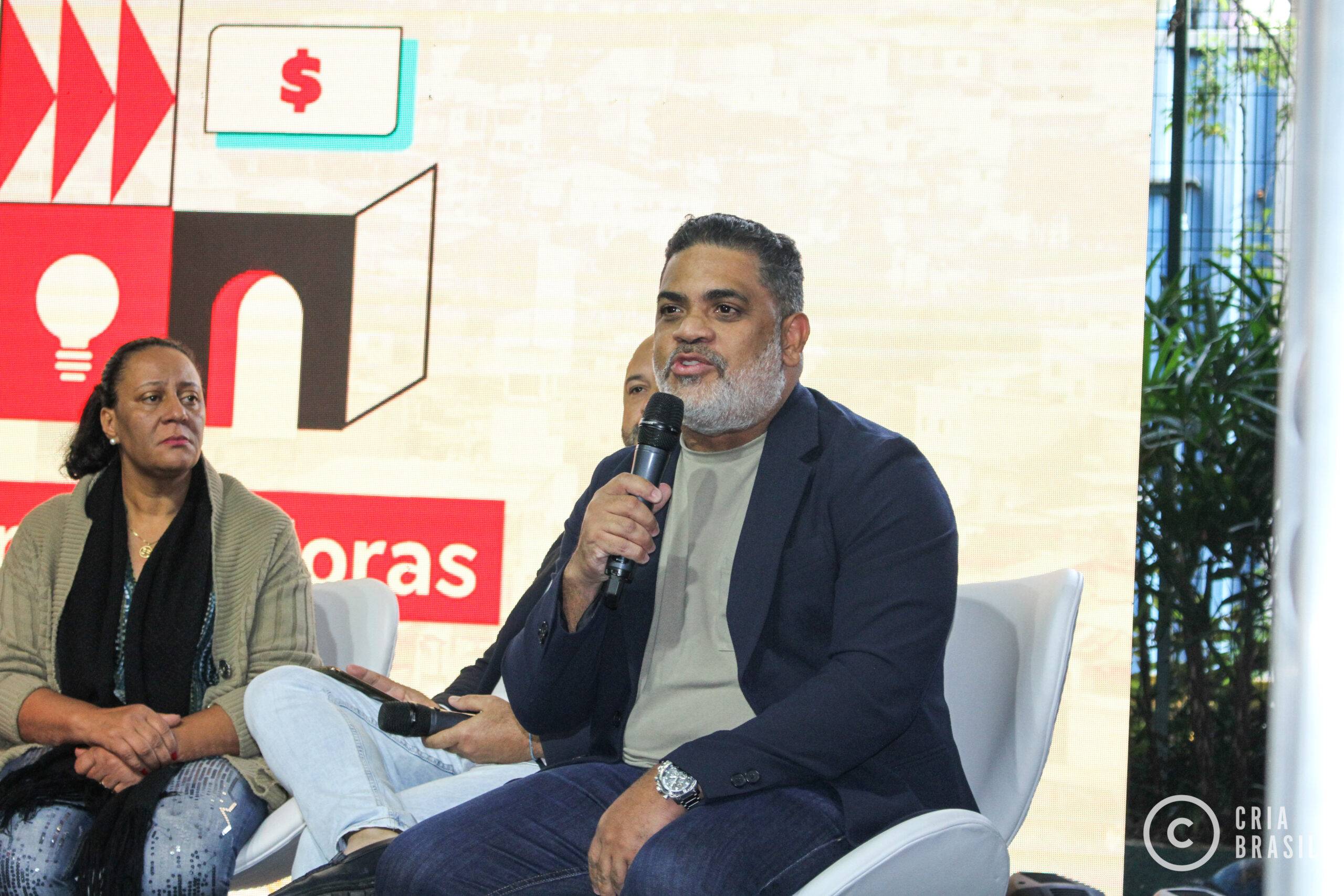 Empresa de soluções digitais oferece bolsas de estudos para jovens da periferia em curso de programação