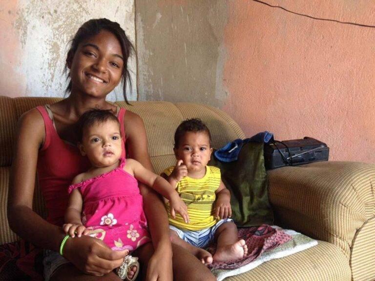 Mãe e filhos - Crédito: Portal Diário do Aço