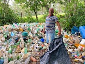 João Alfredo catando recicláveis - Crédito: Isabela Alves