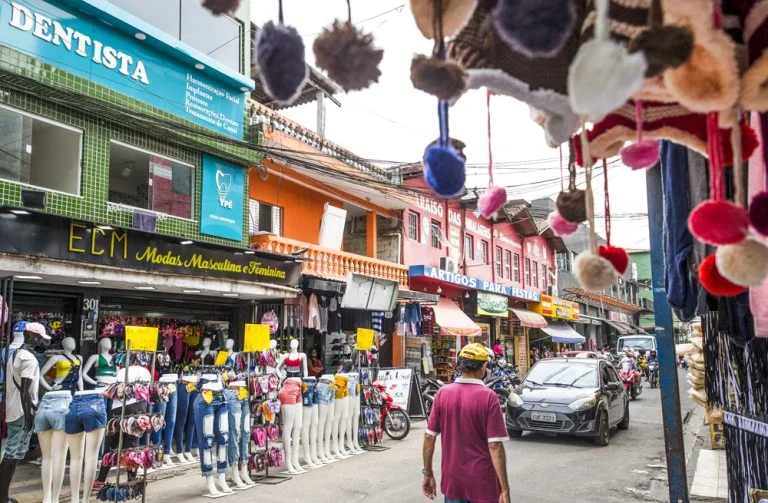 Consumo nas favelas entra em fase de maturidade. Shopee e Mercado Livre reinam entre as varejistas online