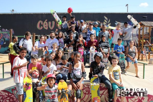 Ex-detento ensina crianças da periferia do DF a andar de skate para afastá-los do crime