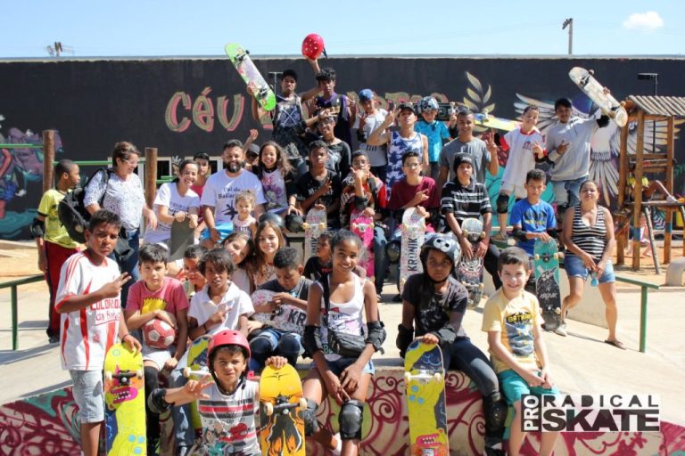 Ex-detento ensina crianças da periferia do DF a andar de skate para afastá-los do crime