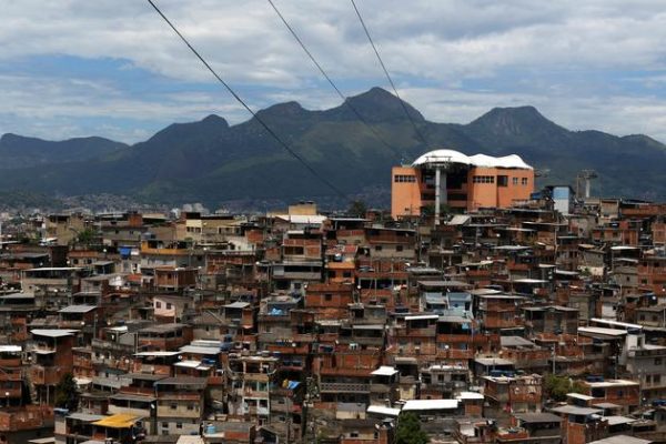 jovem impulsiona educação e inclusão digital no Brasil: Da favela à mudança