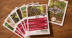 Jogo de cartas ensina garotada a descobrir frutas da Amazônia e virar gente de negócio