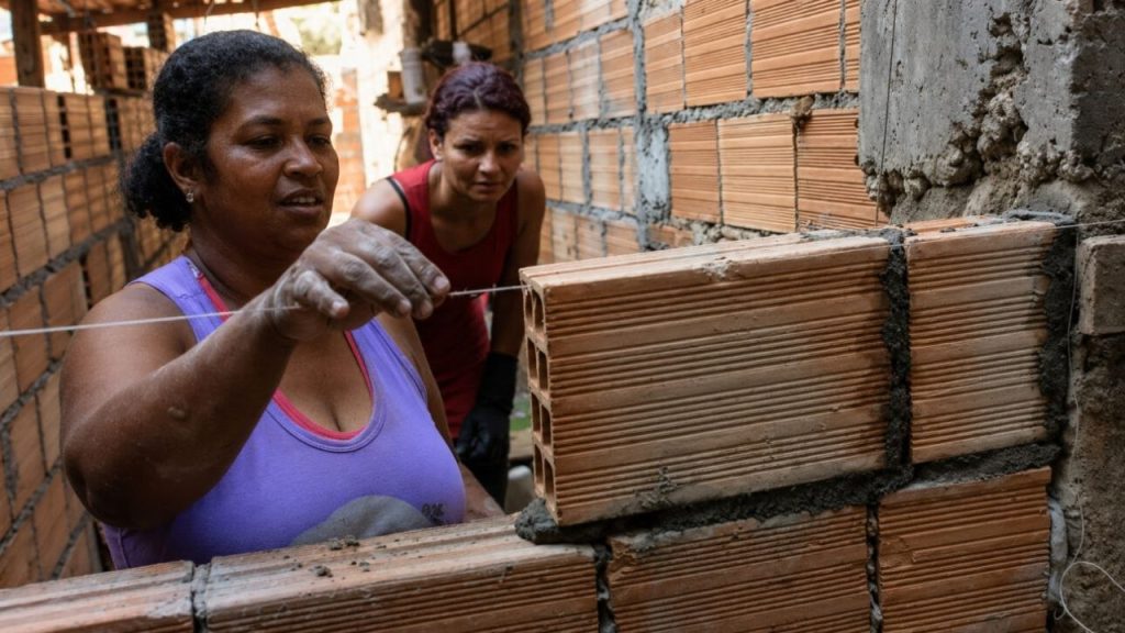 Mulheres da periferia de Belo Horizonte aprendem a reformar casas
