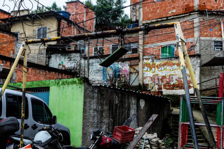 Pesquisa revela que a maioria das favelas cariocas segue sem urbanização básica