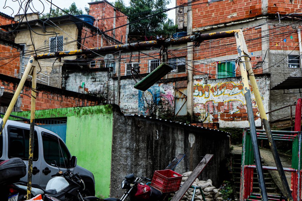 Pesquisa revela que a maioria das favelas cariocas segue sem urbanização básica