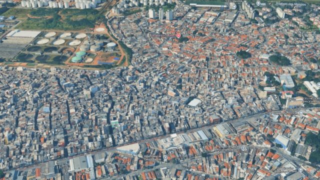 Imagem aérea de satélite de bairro denso, com etiquetas de mapa sobre ruas, comunidades e equipamentos públicos