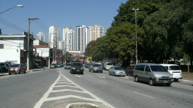 Avenida Salim Farah Maluf, no Tatuapé, com carros em movimento em dia de sol