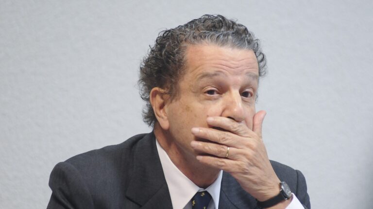 Juca Kfouri, de terno e gravata, com a mão no rosto, durante audiência no Senado Federal em 2014
