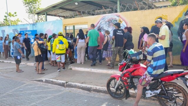 Eleitores fazem fila na calçada para entrar em local de votação na Cidade Estrutural, no Distrito Federal
