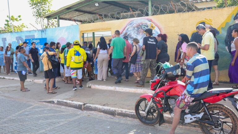 Eleitores fazem fila na calçada para entrar em local de votação na Cidade Estrutural, no Distrito Federal