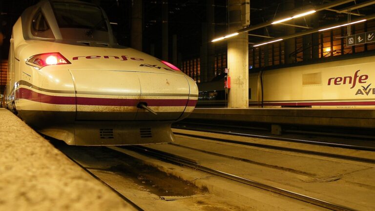 Trem de alta velocidade da Renfe parado na plataforma da estação de Atocha, em Madri