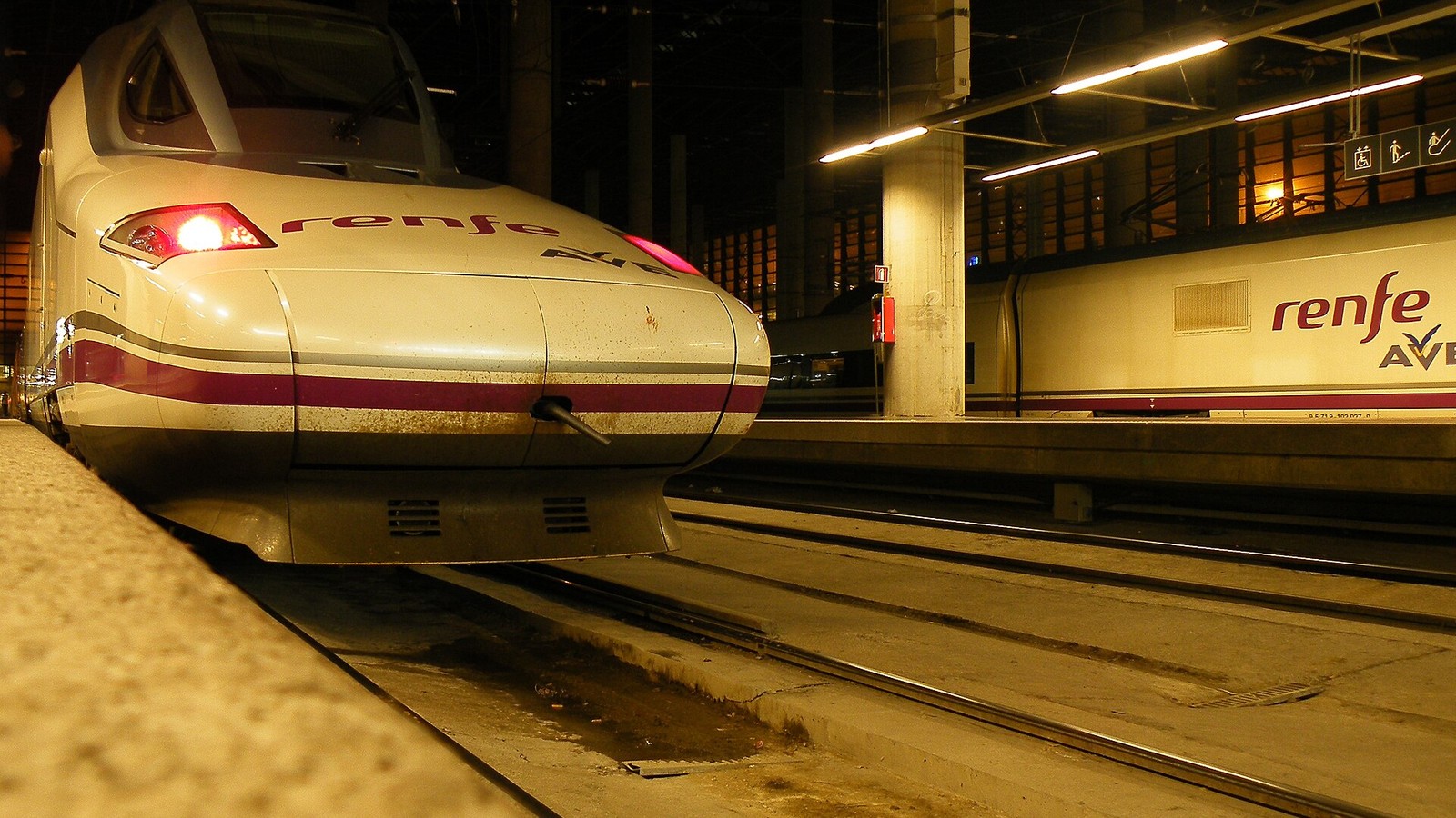 Trem de alta velocidade da Renfe parado na plataforma da estação de Atocha, em Madri