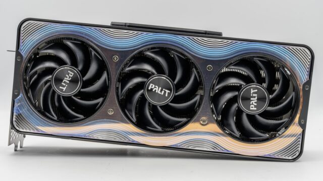 Vista frontal de uma placa de vídeo GeForce RTX 5090 com três ventoinhas