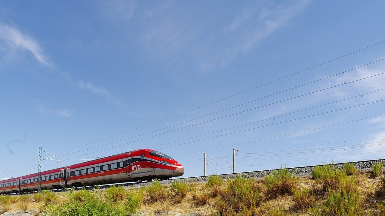 Trem de alta velocidade da empresa Iryo em movimento sobre a via, em imagem de arquivo