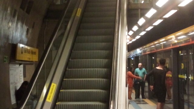 Plataforma da estação São Paulo–Morumbi, na Linha 4-Amarela do Metrô, com escada rolante ao fundo