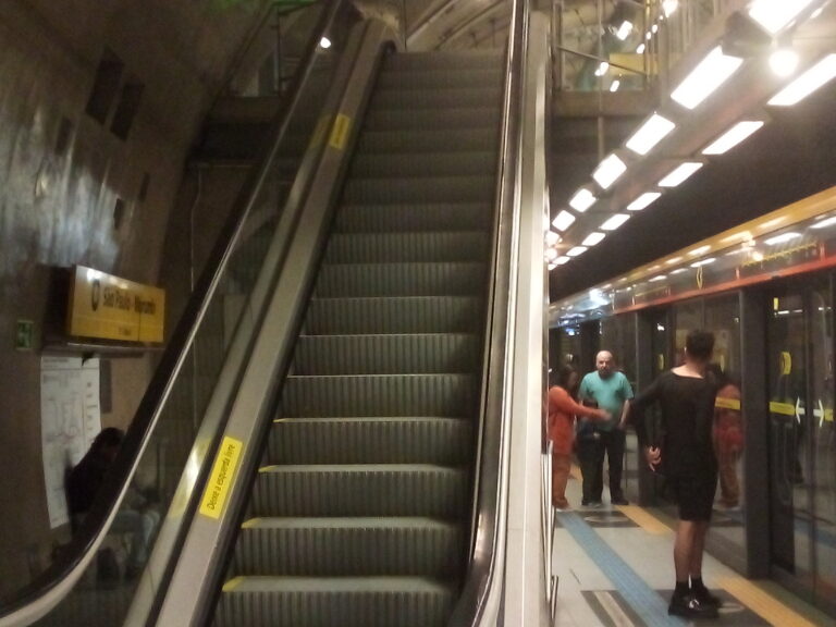 Plataforma da estação São Paulo–Morumbi, na Linha 4-Amarela do Metrô, com escada rolante ao fundo