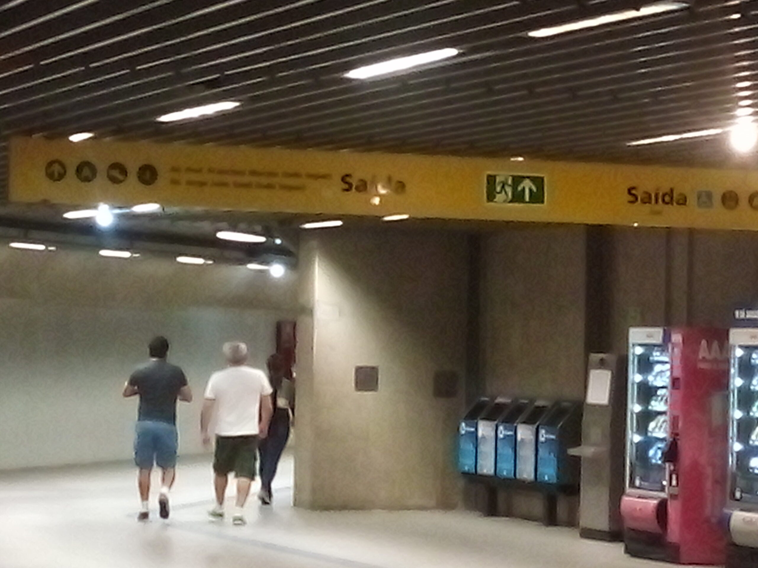 Placa de sinalização de saída na estação São Paulo–Morumbi, na Linha 4-Amarela