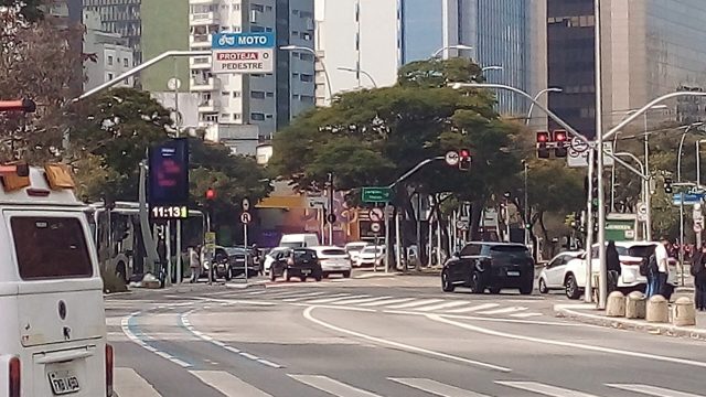 Avenida Brigadeiro Faria Lima, em Pinheiros, com prédios e trânsito
