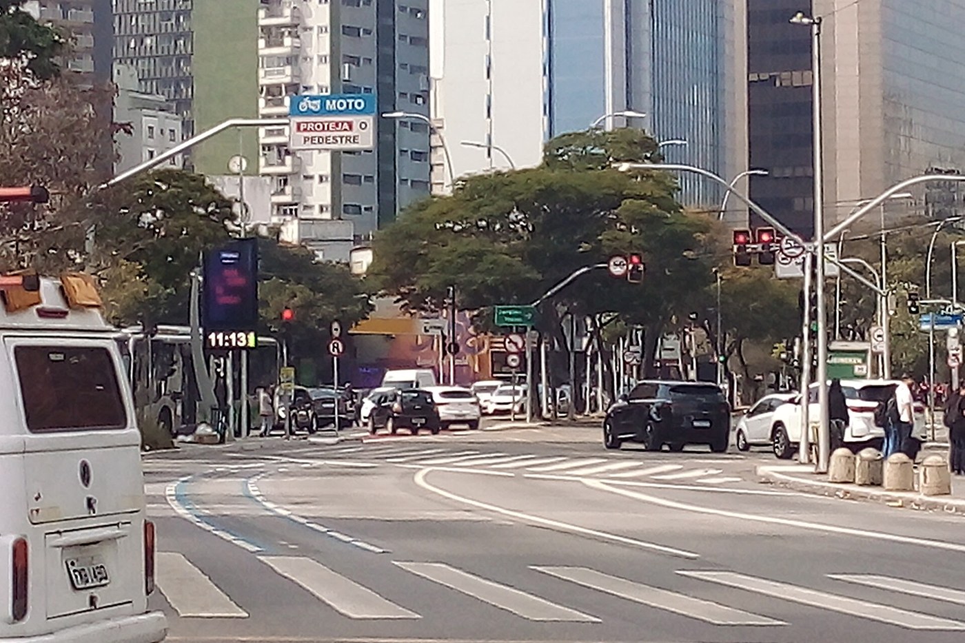 Avenida Brigadeiro Faria Lima, em Pinheiros, com prédios e trânsito