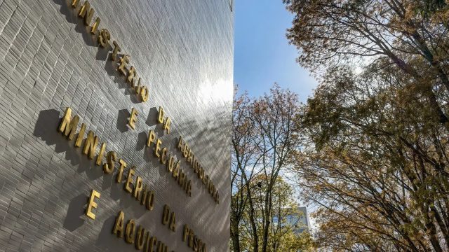 Fachada do Ministério da Agricultura e Pecuária, com o nome em letras douradas, em Brasília