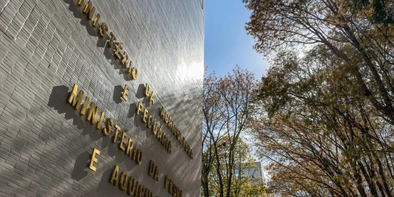 Fachada do Ministério da Agricultura e Pecuária, com o nome em letras douradas, em Brasília