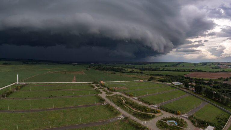 Nuvem escura de tempestade avança sobre campo aberto em Piracicaba (SP)
