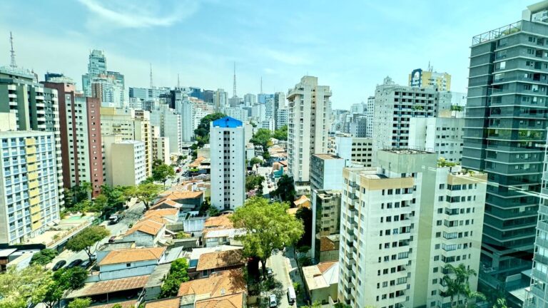 Prédios residenciais e casas vistas de cima na região central de São Paulo