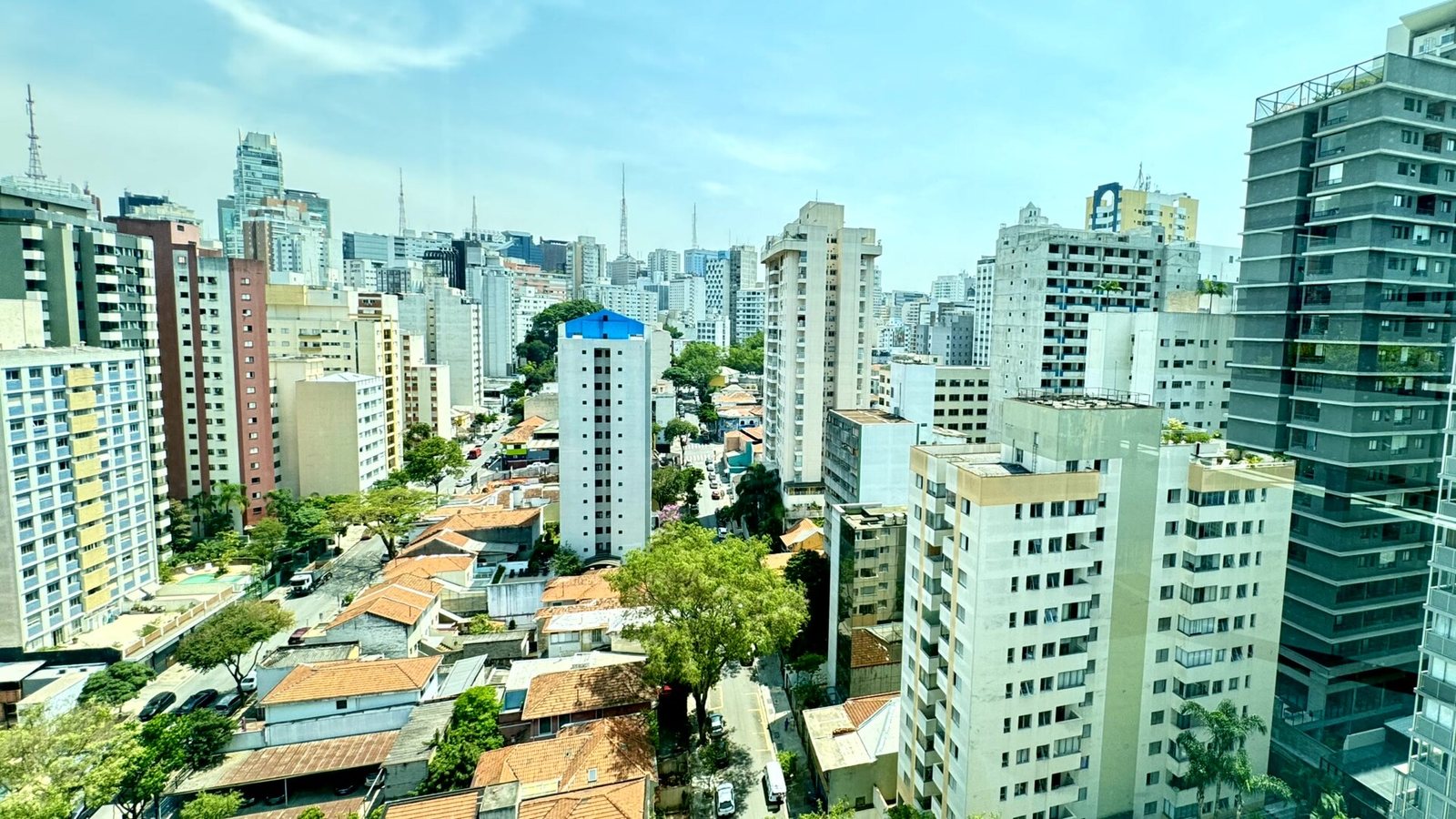 Prédios residenciais e casas vistas de cima na região central de São Paulo