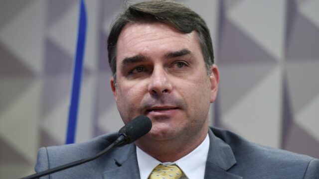 O senador Flávio Bolsonaro fala ao microfone durante reunião de comissão do Senado