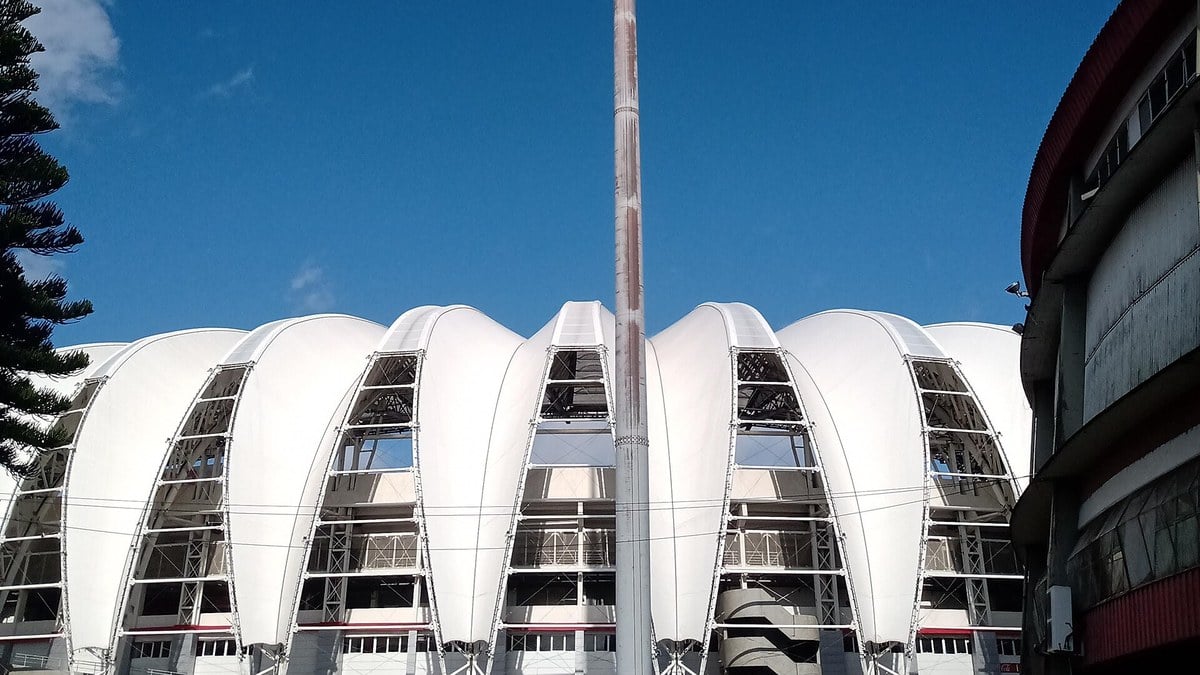 Fachada do Estádio Beira-Rio, em Porto Alegre, com o mastro da bandeira do Internacional em primeiro plano