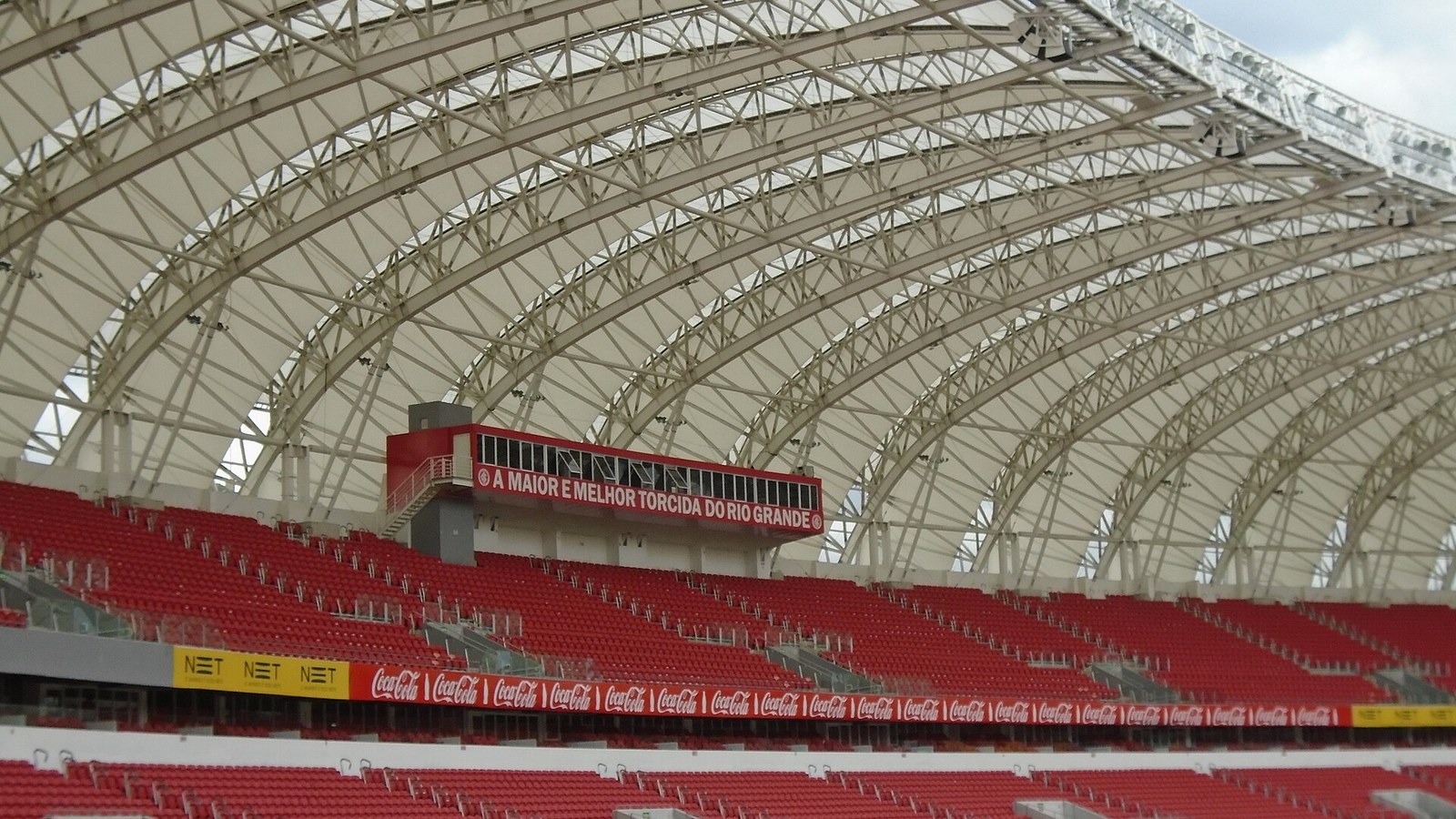 Arquibancadas vermelhas do Estádio Beira-Rio, em Porto Alegre, com faixa da torcida do Internacional