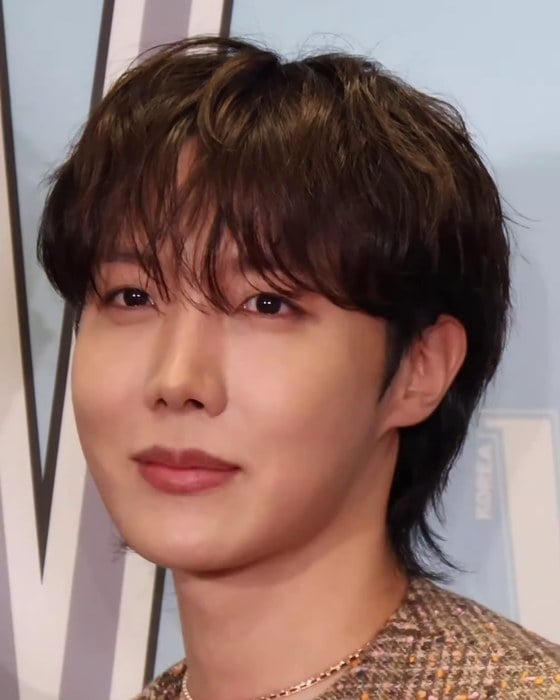 j-hope, do BTS, em retrato de outubro de 2025