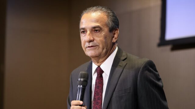 O pastor Silas Malafaia, de terno escuro e gravata vinho, fala ao microfone durante um evento