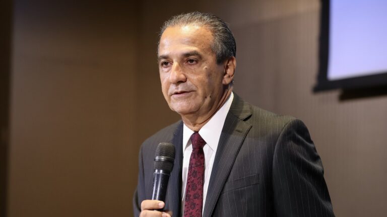 O pastor Silas Malafaia, de terno escuro e gravata vinho, fala ao microfone durante um evento