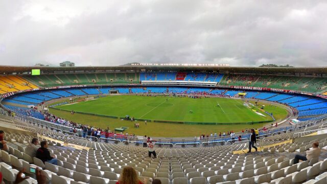 Vista interna do estádio do Maracanã, com o gramado ao centro e as arquibancadas ao redor