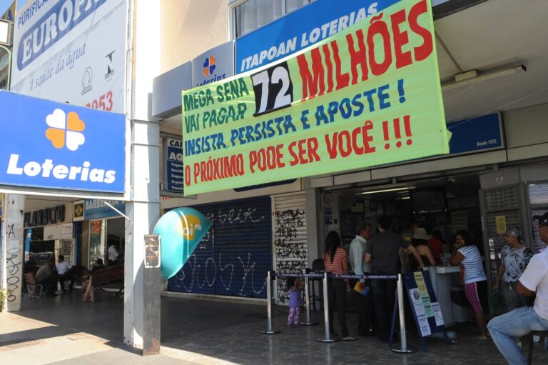 Fila de apostadores em frente a uma casa lotérica com faixa da Mega-Sena na fachada