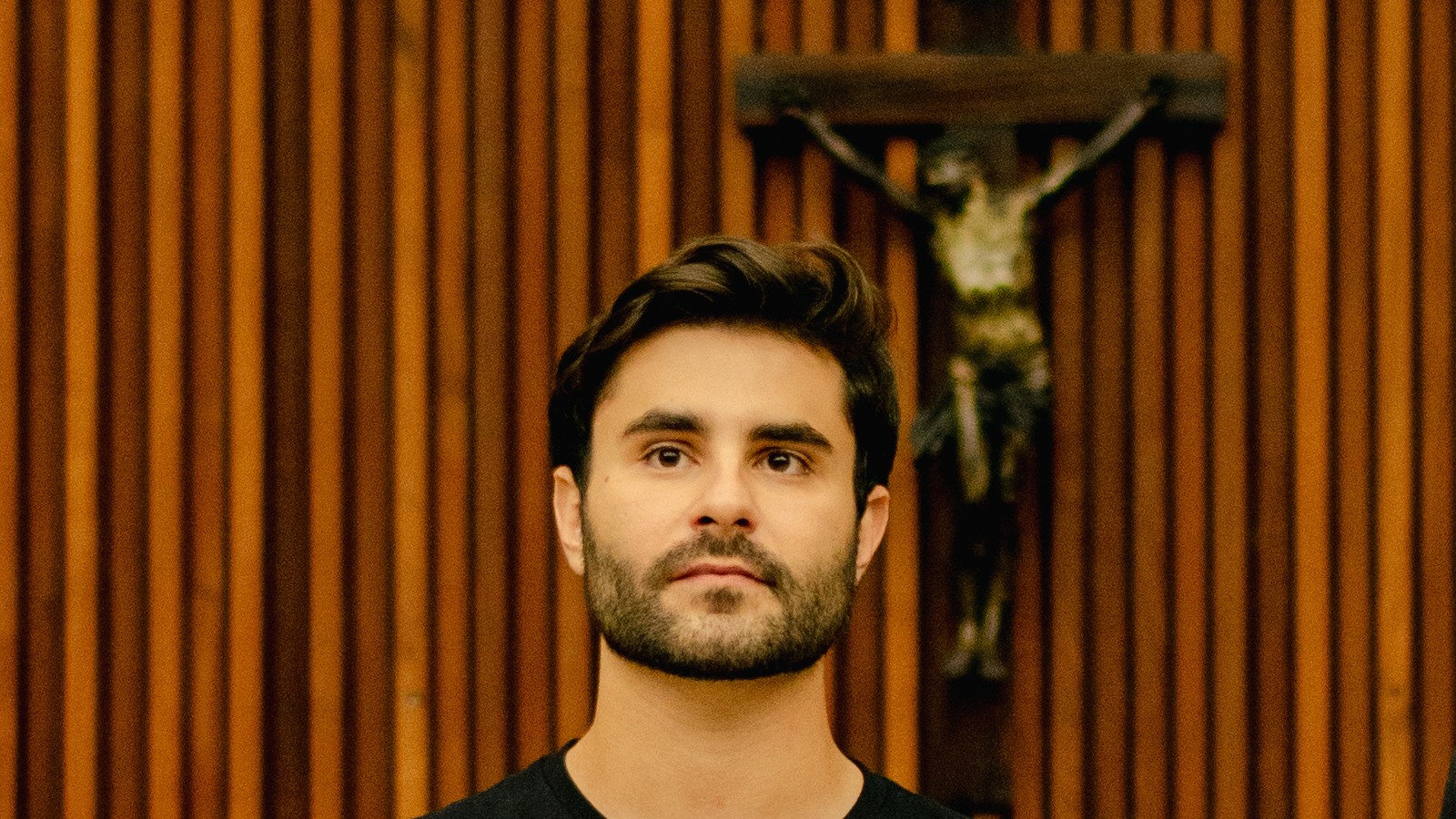 Foto de Pedro Rousseff, de camiseta preta, em plenário da Câmara Municipal de Belo Horizonte