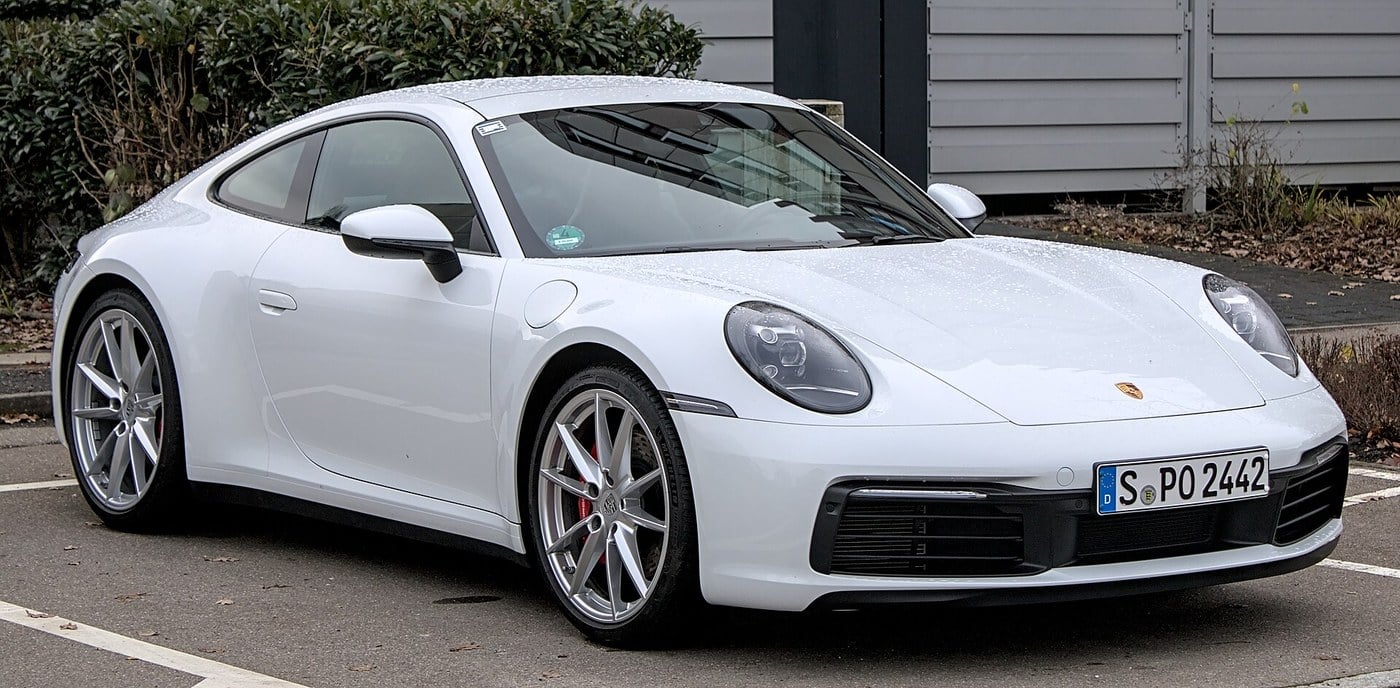 Porsche 911 Carrera S branco, modelo semelhante ao envolvido na colisão de 31 de março de 2024, em foto de arquivo