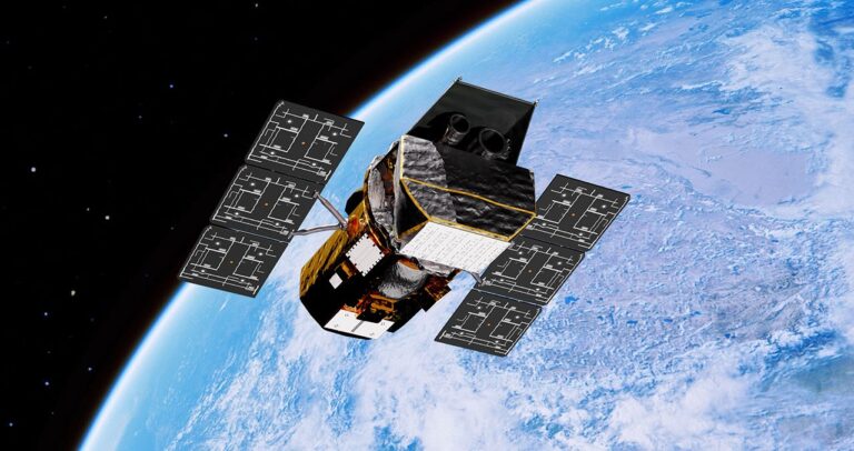 Ilustração da Nasa mostra o telescópio espacial Swift com os painéis solares abertos em órbita baixa, sobre a superfície da Terra