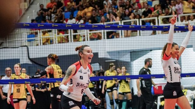 A atleta Tifanny Abreu, de uniforme branco do Osasco, comemora em quadra