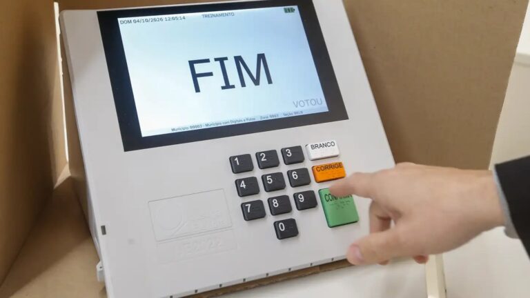 Teclado de urna eletrônica com as teclas numéricas e os botões branco, corrige e confirma, durante demonstração no TRE-SP